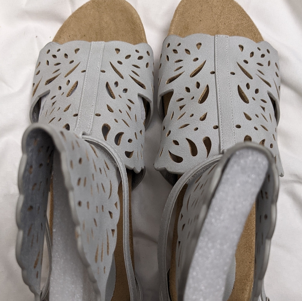 NWOT Bellini Brand Leather Light Grey Gladiator Sandals. Size 11W ( Wide Width )